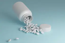 阿司匹林会让血管变脆，容易脑出血吗，能不能停几天再吃？图片