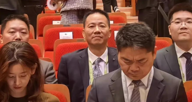 刘强东章泽天久违合体仅3天，令人恶心的一幕上演，杨颖也被牵连