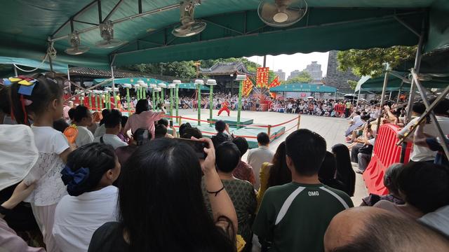 国庆中秋长假首日：祖庙狮舞粤韵引客潮，公园清幽享闲情｜双节同庆趣游佛山