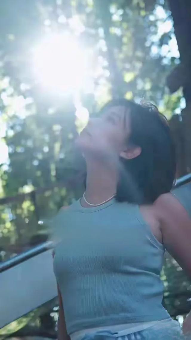 李七月周末遛娃，浅蓝无袖上衣配亲子时光，温馨又松弛