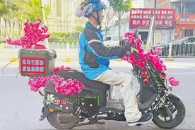 每天带着2.5公斤急救设备送外卖 这位小哥车祸现场又出手图片