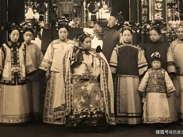 26岁垂帘？她十年练冷笑早把“狠”绣进旗袍边！