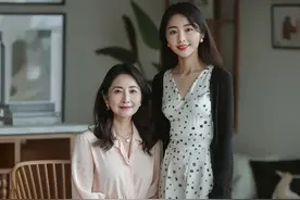 这是我见过最会穿的母女，相同身材共用一张脸，分不清谁是妈妈图片