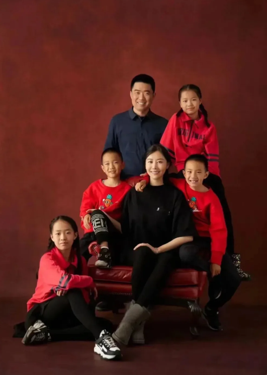 理想汽车创始人李想陪妻子逛超市被拍，全程注意力在手机，网友调侃：老板不易，他却坦言“是我更需要她”