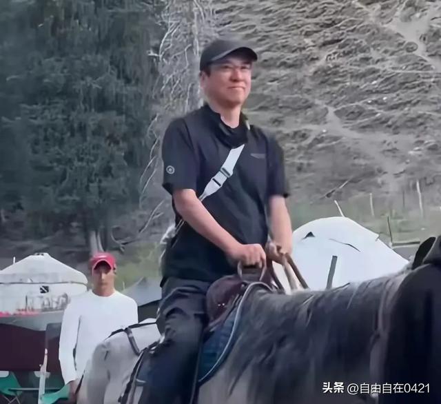 汤唯一家三口新疆同框，素颜照曝光不及路人，55岁金泰勇老了不少