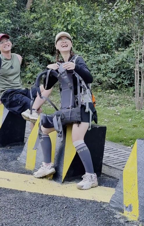 广东女子登山脚崴	，被陌生小伙背40分钟下山，恶心的一幕出现了