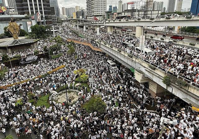 菲律宾全国20多城大游行，现场已“见血”，小马科斯流亡倒计时？