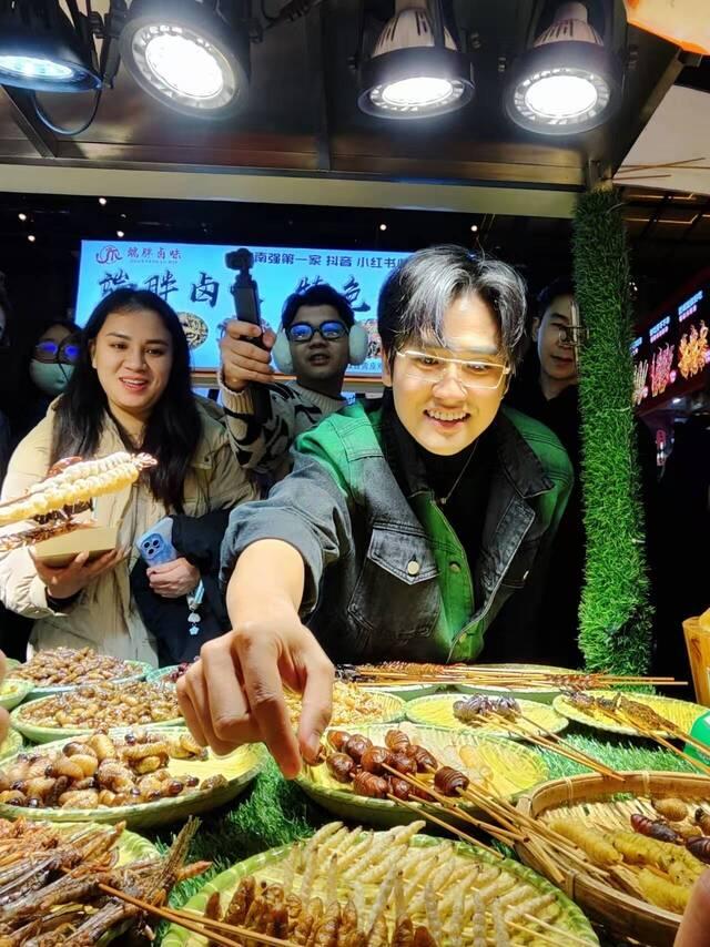 【外眼看云南】越南博主昆明一日“深度游”，感受春城多元魅力