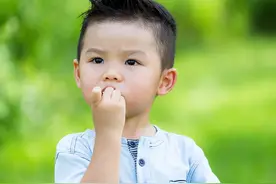 从小爱咬指甲的孩子，难逃2种结局，爱咬指甲的真相在这，你要懂图片