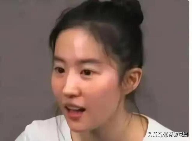 刘亦菲素颜露面，和普通路人没啥两样，网友：这才是最真实的她呀