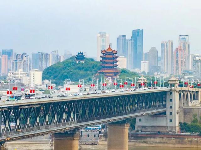 向祖国告白：武昌满城尽是“中国红”