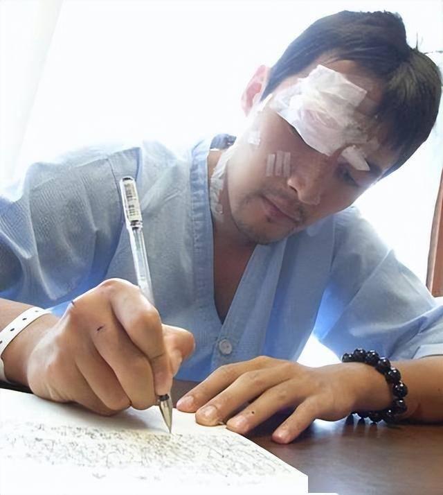 43岁胡歌涅槃归来，车祸伤疤成勋章，携经纪人妻女同框近况太解气