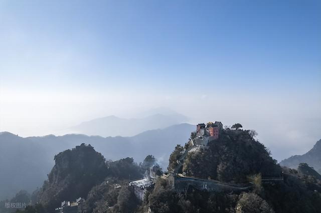 此生必爬的十大名山：从人间仙境到极限挑战，你敢来征服吗？