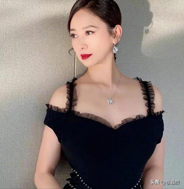 她出身清华大学，因拍三级片与父母决裂，如今再不让女儿进娱乐圈