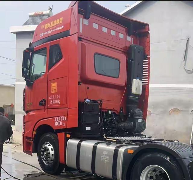 痛心！安徽“半挂西施	”王迪去世，有三台X6000，出事前刚换轮胎