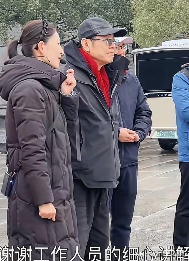 62岁李连杰带小女儿游九华山	，不敢开美颜，缩着脖子走路老态龙钟