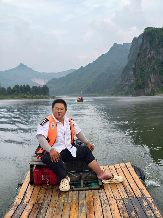 鸭绿江上羊鱼石，一筏漂过中朝千年