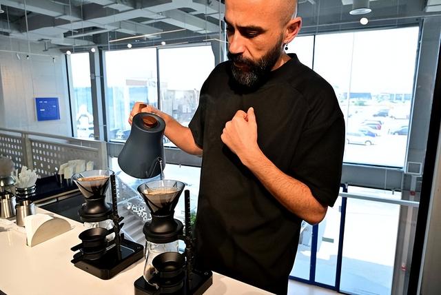 疯了！迪拜卖6980元天价咖啡刷新土豪纪录，到底谁在为价格买单？