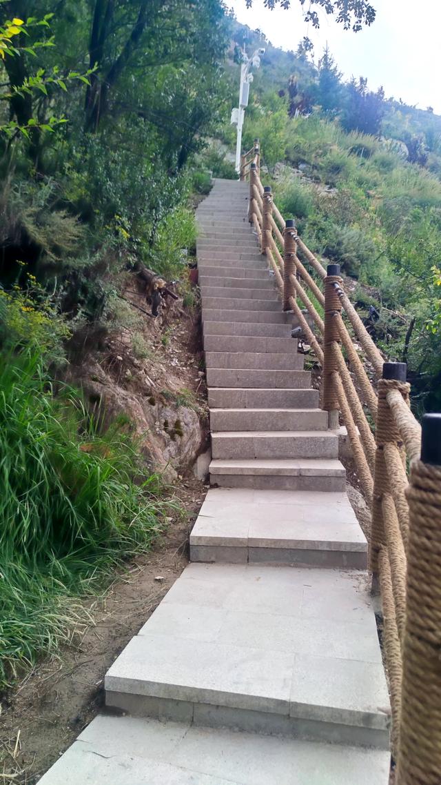 拉萨药王山北面团结公园，今年新竣工开放，雨中漫步眺望布达拉宫
