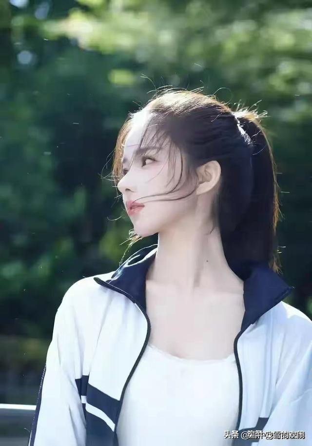甘肃兰州一校花，楚楚动人，倾国倾城，这气质堪称校园天花板