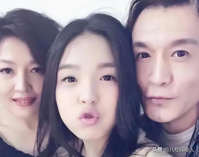 李咏病逝六年后！女儿毕业哥大，法图麦晒男友合影，两人有夫妻相