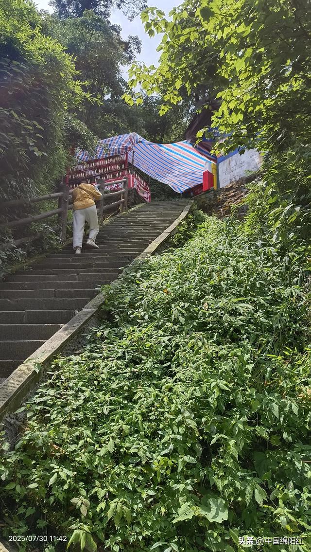 夜爬峨眉山 我花了15个小时