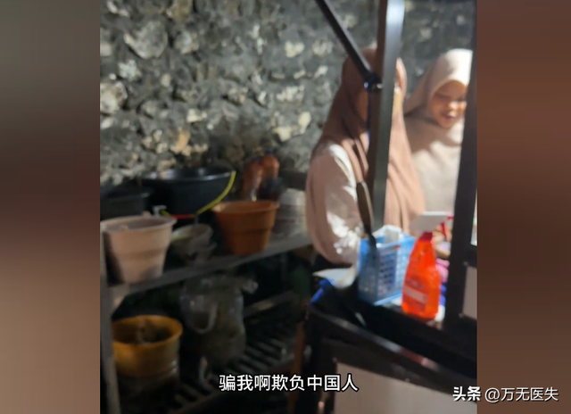 中国人巴厘岛旅游被宰，女摊主拿刀威胁还打人，事后小伙被骂丢脸