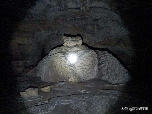 偏远乡野中寻找一个古寺遗址，探险一个深邃溶洞