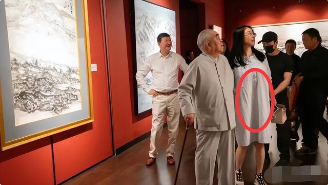 87岁范曾娇妻身份被扒，多张性感工作照流出，难怪他会把持不住