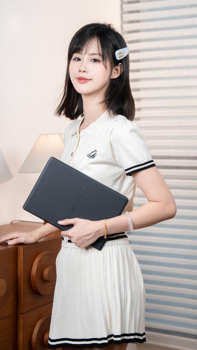 全球首款鸿蒙折叠电脑——MateBook Fold非凡大师。