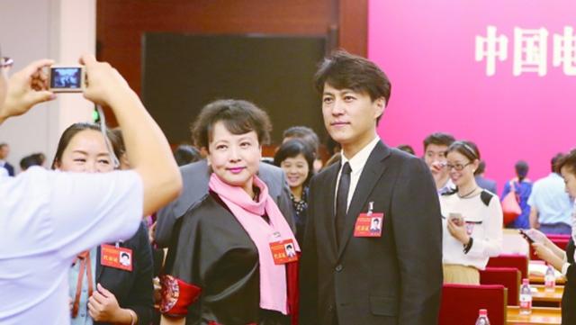 人民日报对靳东的称呼变了，七字之差释放强烈信号，陈道明说对了