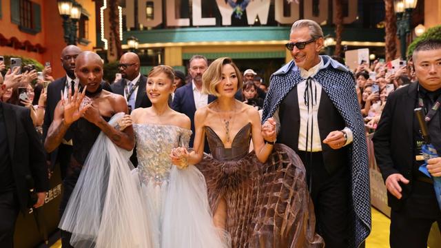 恶作剧者越栏冲向明星	，恐惧在现场蔓延，三位演员保护成唯一亮色