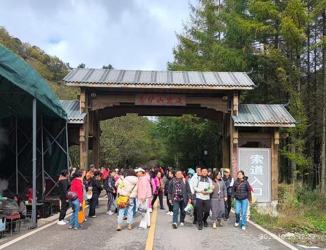 排队游览光雾山