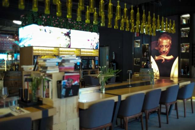 不走寻常路的国际化县城，关心一日三餐，更关心咖啡和汇率