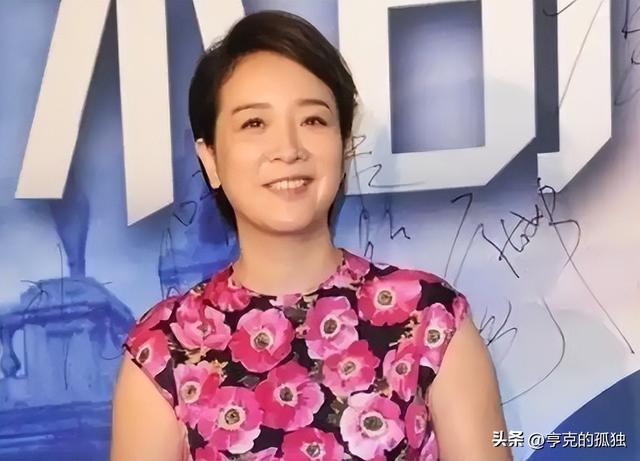 她是国家一级女演员，多次给坐轮椅丈夫戴绿帽，如今儿子也是演员