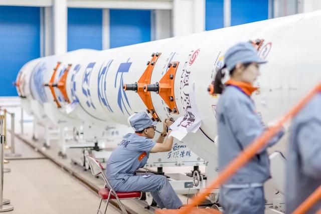 长征火箭17天4射，用长五发卫星，美国有猎鹰9，中国只能烧钱硬顶