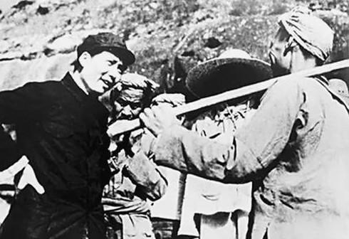 46年李立三拜访毛主席，走后主席面露不悦：让后勤部给他换套衣服