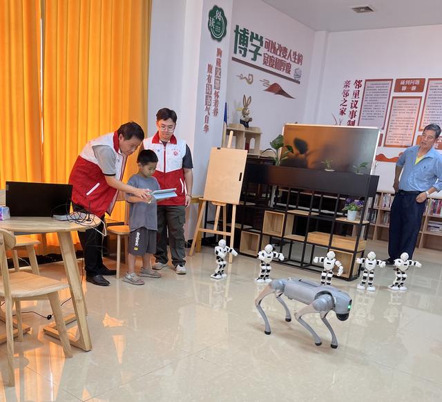郁南县建城镇罗旁社区：打造“两社三中心”新阵地 党群服务中心变身“科技乐园”