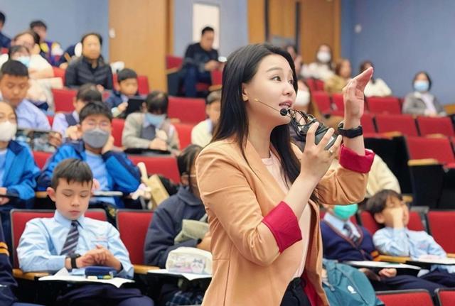 突发！香港知名女星放弃月薪7万港币工作，到大学担任高级经理