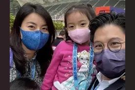 霍启刚回应第4胎！郭晶晶首次公开3个孩子正脸照，长得太相似图片