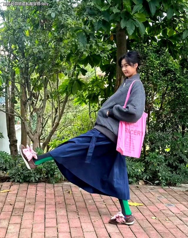 被“东北全智贤”孙千美到啦！灰色夹克搭藏蓝色半裙，尽显高级感