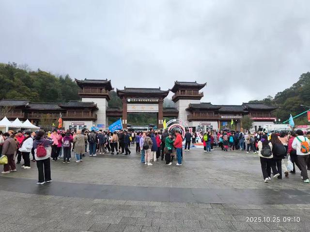 排队游览光雾山