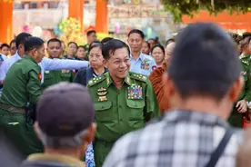 缅甸国管委主席敏昂莱大将抵达腊戌，向避难难民发放援助金和物资图片