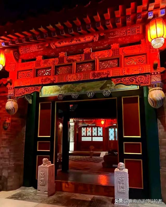 李湘的女儿王诗龄在自家北京小院拍照，配这个色调看上去瘆得慌！