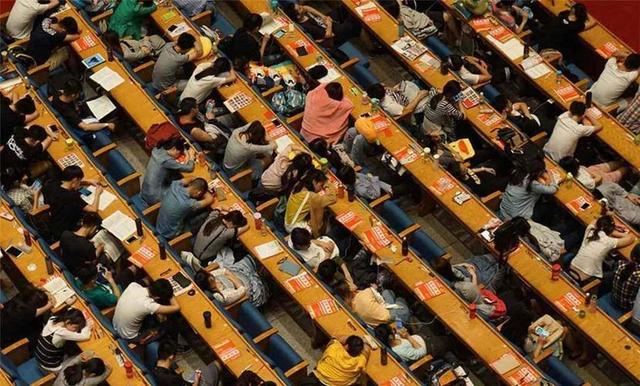为什么我们总是停不下内卷？拼命努力的背后，是系统性焦虑