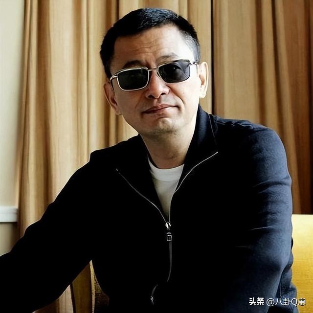 陪玩陪睡根本不够！认干爹	、舔手指	，背地里的阴暗让人想象不到