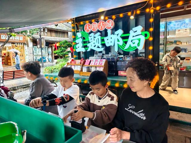 这个长假，景区邮局也堵上了？！