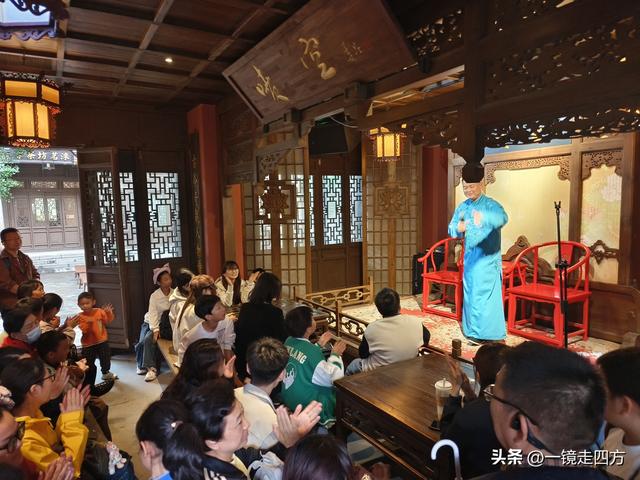 走进郑州中牟建业电影小镇，看各种特色表演，还能参与互动项目。