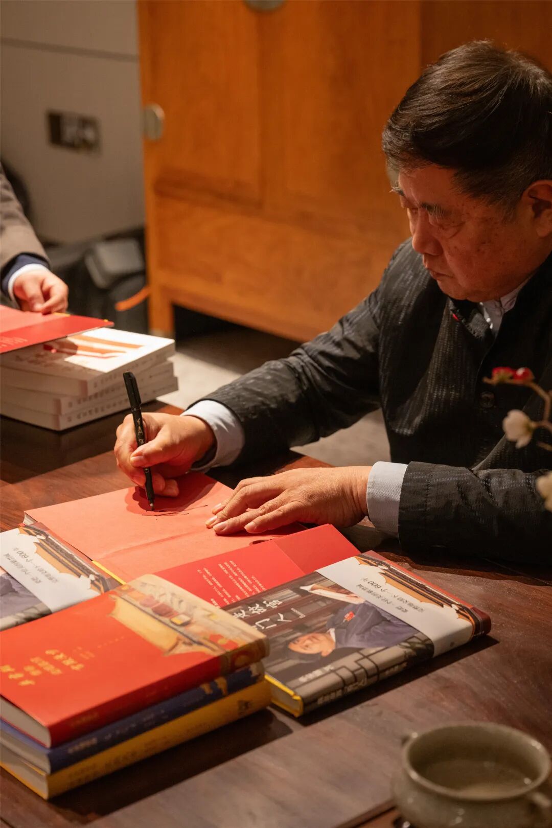 原国家文物局局长、故宫博物院第六任院长单霁翔先生莅临雅然古典家具艺术博物馆 原国家文物局局长、故宫博物院第六任院长单霁翔先生莅临雅然古典家具艺术博物馆