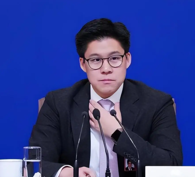 三连升！霍启刚官宣喜讯，新身份给郭晶晶长脸，让李嘉诚不敢吭声